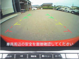 〔バックカメラ〕ギアをバックに入れると画面に自動的に後方映像が映し出され確認可能です。車庫入れなどの際に安全確認が出来て安心ですね。