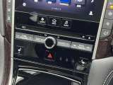センターコントロールパネル&オーディオ操作部。音量ダイヤルやハザードスイッチ、シートヒータースイッチなどが集約され、直感的な操作が可能です。