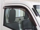 ドアバイザーが既に付いています☆ 車内に熱がこもらないようにしたい時や換気したい時など少しだけ窓を開けておきたい時にとても便利です♪