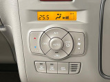 【オートエアコン】一度お好みの温度に設定すれば、車内の温度を検知し風量や温度を自動で調整。暑い&hellip;寒い&hellip;と何度もスイッチ操作をする必要はありません。快適な車内空間には必須の機能ですね♪