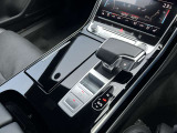 Audiのシフトレバーは、その車のトランスミッションに合わせて異なるデザインと機能を持っており、運転の楽しさと快適さを追求しています。
