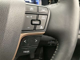 前方の車との車間を設定し、スピードを上げたり緩めたりを自動で行ってくれる追尾式の「レーダークルーズ」。上級装備の一つです!高級車にしかつかない嬉しい機能です。