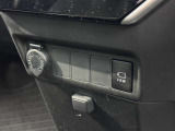 パノラミックビューモニター用(VIEW)スイッチとアクセサリーソケット。ワンタッチで車両周囲の安全確認ができ、給電も行えます。