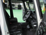 運転席は、大きな座面と包み込むような背もたれが、ドライバーの身体全体をしっかり支えます。上質なシート素材と座り心地のよいクッションを採用し、長時間の運転やコーナーの多い道も快適です。