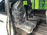 セカンドシートは中央部が可動式となっており、スライドすれば通路スペースが登場!前後の移動がとっても簡単です♪もちろん、8名乗車時も快適な座り心地のシートとなっています♪
