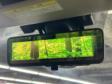 【スマートリヤビューミラー】後席の大きな荷物や同乗者で後方が確認しづらい時でも安心!カメラが撮影した車両後方の映像をルームミラー内に表示。クリアな視界で状況の確認が可能です!