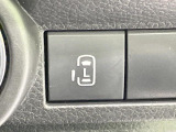 【パワースライドドア】スマートキーや運転席のスイッチでスライドドアの開閉が可能♪電動だから力を入れてドアを開ける必要が無く、小さいお子様でも、重い荷物を持っている時もラクに開け閉めできます♪