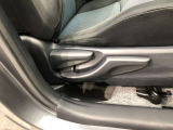 運転席シート座面は上下アジャスター付きです。お好みの位置に調整可能です。