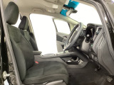 広い足元にゆったり座れるシートには肘掛けも装備しており長距離の運転でも疲れにくくなってます。女性でも運転がしやすいように、シートの高さ調整機能(シートリフター)がついています。