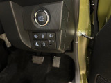 運転席右側のスイッチパネル。エンジンはボタンひとつでスマートに始動できます。