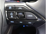 運転中、オーディオの操作をしてて、ハッとしたことはありませんか?ステアリングスイッチは、運転中でもハンドルでオーディオの操作が可能です。