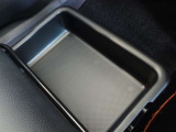 便利な収納ポケット、小物入れを各所に配置しています。
