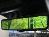 ClearSightインテリアビューミラー ランドローバー初採用のテクノロジー。車体に装備したカメラによる後方映像がルームミラーに映し出されます。車両後方の様子をはっきりと確認できます。