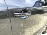スマートキーを所持している状態でロックボタンを押すと、車両すべてのドアの解錠や施錠を行うことが出来ます。