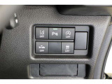 ■衝突回避支援機構■自動車に搭載したレーダーやカメラからの情報をコンピュータが解析し、運転者への警告やブレーキの補助操作などを行います。事故予防に!