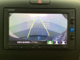 バックでの車庫入れも安心です!リアカメラが付いているバックモニター付のナビを装備しております。操作線もついており距離感も画面から確認できます。