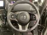 ハンドルにHondaセンシング系のクルーズコントロールやレーンキープアシストなどのスイッチと、オーディオの操作スイッチが装備されています。ハンドルから手を離さず安全に操作できます。