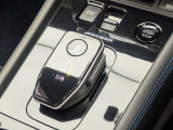 先進的なデザインのシフトノブ。電動パーキングブレーキやドライブモード切り替えスイッチも手元に集約されています。