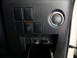 ブレーキを踏んだ状態でボタンを押すだけで、カバンやポケットに入れていてもエンジンスタート!便利な機能です。