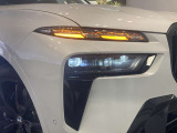 BMWの伝統の丸目4灯ヘッドライトでございます。LEDライトで視認性もよく明るく安全性の向上につながります。