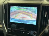 【バックカメラ】駐車時に後方がリアルタイム映像で確認できます。大型商業施設や立体駐車場での駐車時や、夜間のバック時に大活躍!運転スキルに関わらず、今や必須となった装備のひとつです!