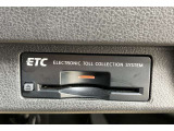 ETCです。高速道路の料金所をストレスなく通過できます。
