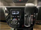 オートエアコン♪お好みの温度に設定するだけで車内を快適空間にしてくれますよ♪
