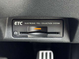 ビルトインETC車載器。運転席足元にすっきりと収納されており、高速道路の料金所をスムーズに通過できます。