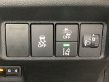 ハンドルの右側にはヘットライトリベライザーとHondaセンシング用のメインスイッチがついています。ヘッドライトリベライザーは道路状況や積荷の加重に応じてライトの高さを調節できます。