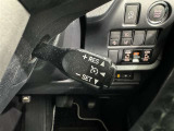 クルーズコントロール機能が付いています。 速度を設定するとアクセルを踏まなくても一定の速度で走ることができます。  高速道路ではとても便利な装置なんです。