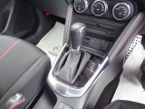 6AT車のシフトまわりや操作部を確認できます。
