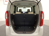 開口部も広く荷物の積み下ろしもしやすいお車となっております。シートの背もたれは5:5の割合で背もたれを可倒でき、前後のシートスライドもできるので荷室をひろげることができます。