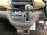 足元スッキリ、インパネシフトです。パーキングブレーキはフットブレーキタイプなので、運転席と助手席の間がスッキリしています。
