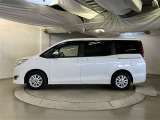 助手席側は電動スライドドアになってます。運転席やキーのリモコンで開閉できるので手が塞がっていても楽に積み降ろし出来ますよ。