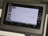 【7インチ純正ナビ】純正ナビを装備。タッチパネル式で使いやすく、詳細地図により目的地をピンポイントで設定できます。初めての道でも迷いにくく、ロングドライブも快適ですよ♪