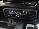 【オートエアコン】温度を設定すれば自動で快適な車内温度を保ちます。エアコン内部の高性能脱臭フィルターで車内のアレルゲンや花粉を除去。