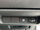 ハンドル右奥には各種設定スイッチがあります。運転者がスッと手を伸ばせば操作できので便利です。