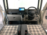 【前方視界】開放的な前方視界!運転がしやすく疲れにくいです♪窓が大きく、見通しがとっても良いおクルマですよ♪
