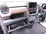 後退時に車両の後ろ側をモニター画面に表示します。車庫入れなどでバックする際に後方確認ができて便利です。車庫入れが苦手な人もこれで安心。