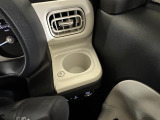 ドリンクホルダーは保温機能つき。テイクアウトのホットドリンクの飲み頃を保ちます。