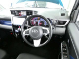 【運転席まわり】・・・ハンドルやシートなども隅々までクリーニング済み。キレイな車内でドライブがより一層快適にお楽しみいただけると思います。