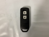 スマートキーを装備しています。鍵を差し込むことなくドアロックの開け閉めと、スタートボタン操作でのエンジンスタートができます。