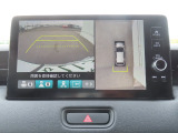 【マルチビューカメラシステム】フロントビューだけでなく、グラウンドビューも表示!自車を上空から見下ろしたような映像が表示されるので、駐車時などにドライバーの死角を減らすことができます。