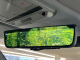 ClearSightインテリアリアビューミラー『ルーフの上に取り付けられたカメラによって車内の積載状況に関係なく後方視界を確保できます。夜間でも鮮明に投影されます。』