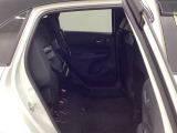 ★チップアップ&ダイブダウン機能付き【ULTR SEAT】は後席座面を左右分割で跳ね上げることができます☆トランクで積載できない背の高い荷物をラクラク収納できます。ホンダ車ならではの人気装備です♪