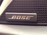 【BOSEサウンドシステム】メーカーオプションの高品位サウンドシステムを搭載。専用のチューニングが施された大小様々なスピーカーから良質なサウンドが奏でられ、臨場感あふれる音響空間を演出します。
