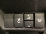Hondaセンシング用の、VSA(ABS+TCS+横滑り抑制)解除と路外逸脱抑制機能のオンオフスイッチなどはハンドルの右側に装備しています。