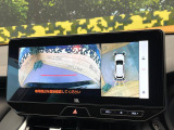 【パノラミックビューモニター】専用のカメラにより、上から見下ろしたような視点で360度クルマの周囲を確認することができます☆死角部分も確認しやすく、狭い場所での切り返しや駐車もスムーズに行えます。