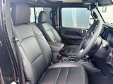 シートヒーターも装備された高級感のあるレザーシートです!JEEPのロゴがオシャレ!