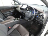 シンプルで使いやすいデザインの運転席です。